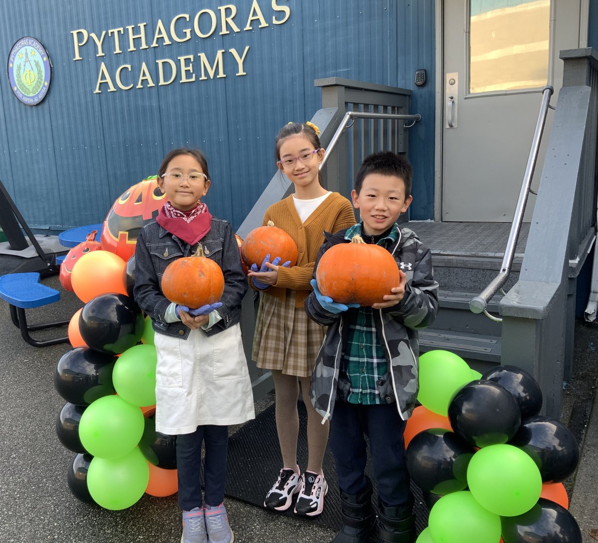 🎃 Today was our Annual Pumpkin Patch at PA! 🎃 Students picked their own pumpkins and joined in on fun pumpkin activities in their homerooms—from decorating to science explorations! 👩‍🌾👨‍🌾 And we loved seeing everyone dressed as farmers! 🍁✨ #PAPumpkinPatch #FallFun #PumpkinDay