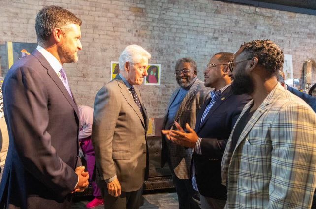 Former President Bill Clinton &amp; I discuss the History of Gen. George Washington in the City of Newburgh during the Revolutionary War.. 

Thank you Congressman Ryan for bringing President Clinton to our community ….to SADIE’S Bookstore in Middletown NY..