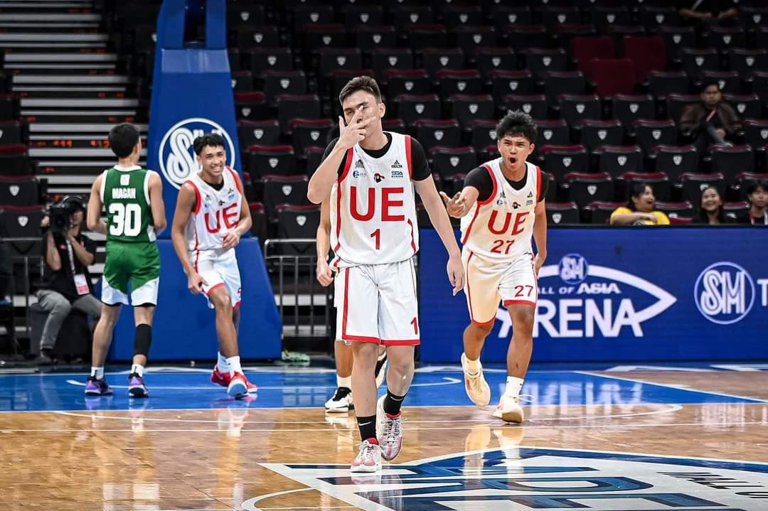 UE_REDTRIBE's tweet photo. LUCKY 9!
The UE Jr. HS Red Warriors Basketball Team will gun for their 9-straigth victory against the mighty UST Golden Tigercubs on Wednesday, 8am, at the SM Mall of Asia Arena!
Go, UE! Go fight RED AND WHITE!
#BombaUE
#LabanUE
#UAAPSEASON87
(Photo by the UAAP) https://t.co/NWZxcmOC4O
