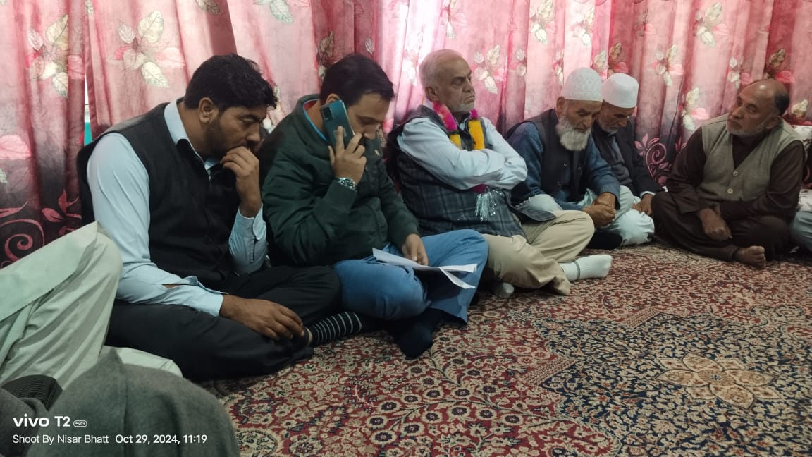 JKNC_Beerwah's tweet photo. Hon,ble Mla Beerwah @ShafiAhmadWani4 accompanied by his party colleagues visited Halqa Churmujroo to thank the voters and to hear the demands of general public.Dr Sb assured the inhabitants that all their genuine demands will be fulfilled within a short time @JKNC_ https://t.co/BTA9Y2hzrI