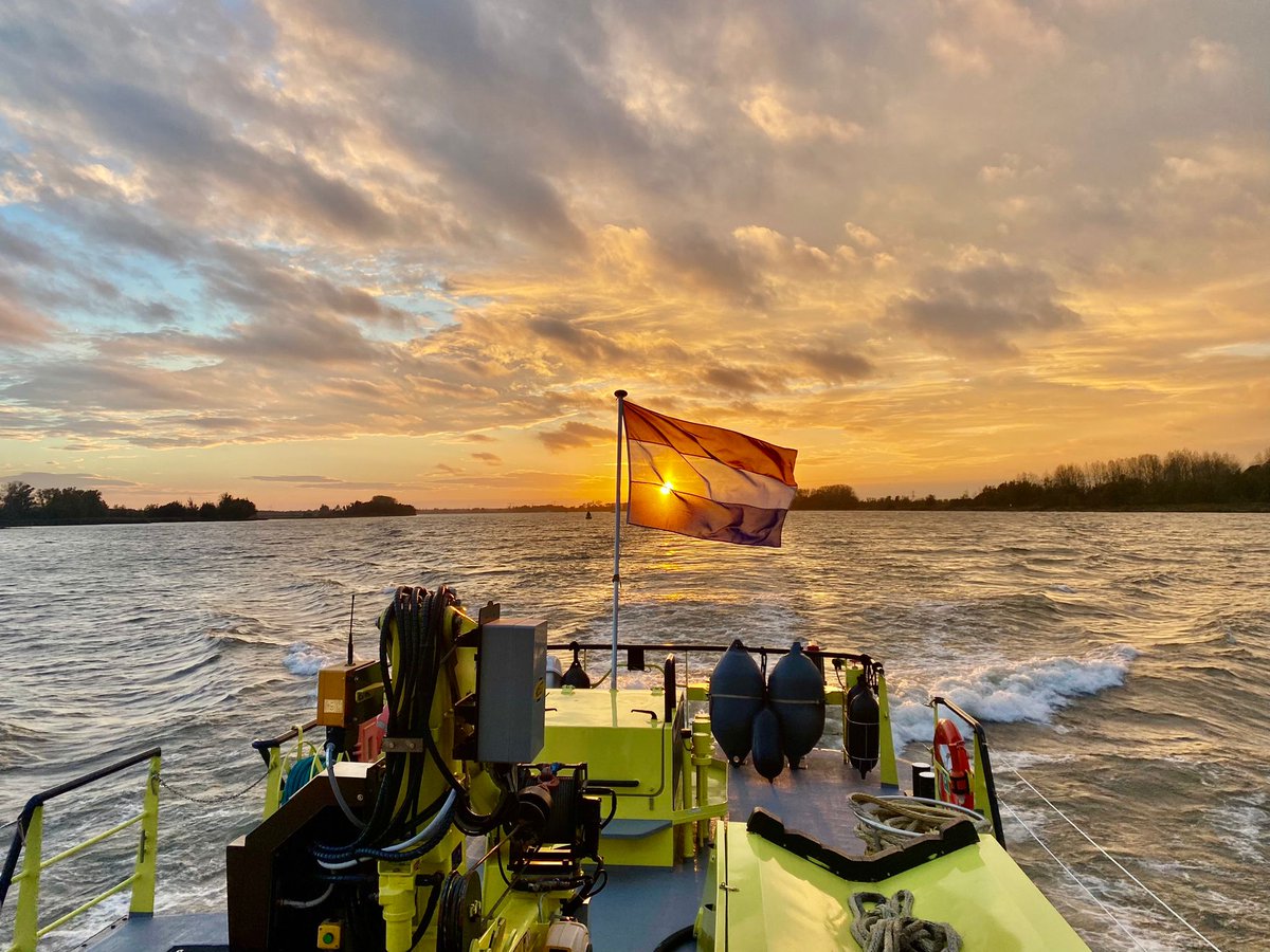 Deze foto kreeg ik gisteren van mij collega opvarig op de nieuwe merwede. De geniet momenten van ons werk! Wil je ook zulk uitzicht?  Kijk dan op werkenbij.rijkswaterstaat.nl/vacatures?coun… hier staan met regelmaat de mooiste vacatures. #zon <a href="/Rijkswaterstaat/">Rijkswaterstaat</a>