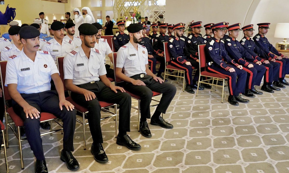 KuwaitArmyGHQ's tweet photo. معالي النائب الأول لرئيس مجلس الوزراء و #وزير_الدفاع ووزير الداخلية يلتقي بالطلبة الضباط الكويتيين الدارسين في دولة قطر الشقيقة

التقى معالي النائب الأول لرئيس مجلس الوزراء ووزير الدفاع ووزير الداخلية، الشيخ فهد يوسف سعود الصباح، بالطلبة الضباط الكويتيين الدارسين في مختلف الكليات العسكرية بدولة قطر الشقيقة، وذلك مساء أمس الإثنين، ضمن زيارته الرسمية. 

وخلال اللقاء، اكد معالي النائب الأول لرئيس مجلس الوزراء ووزير الدفاع ووزير الداخلية على أهمية التحصيل العلمي والتدريب العسكري، مشيرًا إلى الدور المحوري الذي سيقوم به هؤلاء الطلبة الضباط في دعم مسيرة الكويت العسكرية والأمنية، وحثّهم على تحقيق التفوق والانضباط ليكون مثالاً مشرفاً يحتذى به.

وفي ختام اللقاء، أعرب معاليه عن فخره واعتزازه بأبناء الكويت الدارسين في دولة قطر الشقيقة، متمنيًا لهم دوام التوفيق في دراستهم ليكونوا مثالًا مشرفًا لكفاءة وإخلاص الضابط الكويتي.

الجدير بالذكر أن الطلبة الضباط موفدون من الجيش ووزارة الداخلية، ممثلةً في خفر السواحل، والحرس الوطني، ويدرسون في كلية أحمد بن محمد العسكرية، وكلية محمد بن غانم البحرية، وكلية الشرطة في دولة قطر الشقيقة.

#الجيش_الكويتي