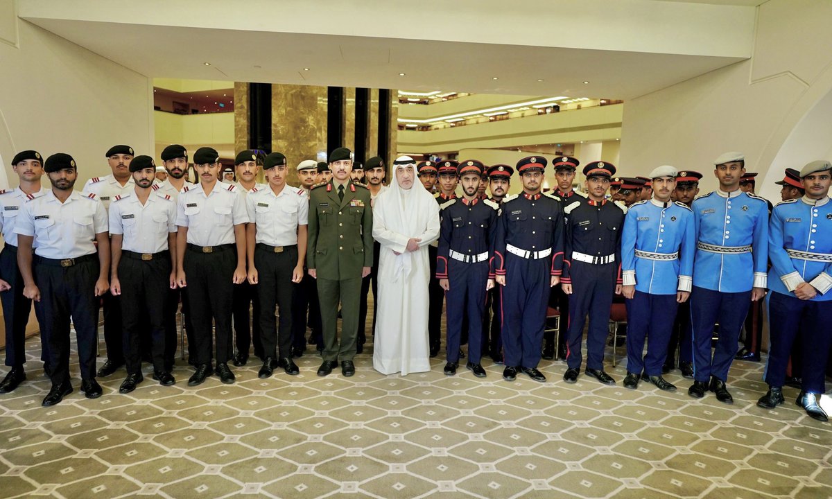 KuwaitArmyGHQ's tweet photo. معالي النائب الأول لرئيس مجلس الوزراء و #وزير_الدفاع ووزير الداخلية يلتقي بالطلبة الضباط الكويتيين الدارسين في دولة قطر الشقيقة

التقى معالي النائب الأول لرئيس مجلس الوزراء ووزير الدفاع ووزير الداخلية، الشيخ فهد يوسف سعود الصباح، بالطلبة الضباط الكويتيين الدارسين في مختلف الكليات العسكرية بدولة قطر الشقيقة، وذلك مساء أمس الإثنين، ضمن زيارته الرسمية. 

وخلال اللقاء، اكد معالي النائب الأول لرئيس مجلس الوزراء ووزير الدفاع ووزير الداخلية على أهمية التحصيل العلمي والتدريب العسكري، مشيرًا إلى الدور المحوري الذي سيقوم به هؤلاء الطلبة الضباط في دعم مسيرة الكويت العسكرية والأمنية، وحثّهم على تحقيق التفوق والانضباط ليكون مثالاً مشرفاً يحتذى به.

وفي ختام اللقاء، أعرب معاليه عن فخره واعتزازه بأبناء الكويت الدارسين في دولة قطر الشقيقة، متمنيًا لهم دوام التوفيق في دراستهم ليكونوا مثالًا مشرفًا لكفاءة وإخلاص الضابط الكويتي.

الجدير بالذكر أن الطلبة الضباط موفدون من الجيش ووزارة الداخلية، ممثلةً في خفر السواحل، والحرس الوطني، ويدرسون في كلية أحمد بن محمد العسكرية، وكلية محمد بن غانم البحرية، وكلية الشرطة في دولة قطر الشقيقة.

#الجيش_الكويتي