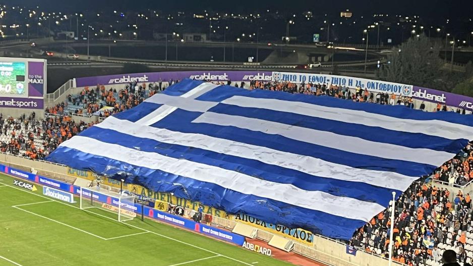 Προτεραιότητες και διαφορές: Οι οργανωμένοι του ΑΠΟΕΛ γιορτάζουν το #ΟΧΙ με μια τεράστια ελληνική σημαία. Οι οργανωμένοι της Ανόρθωσης με το εμφυλιοπολεμικό, ανούσιο «το Βαρώσι κράτησε τη Λευκωσία», απαιτώντας (πάλι) διακρίσεις μεταξύ προσφύγων και κατεχομένων εδαφών.