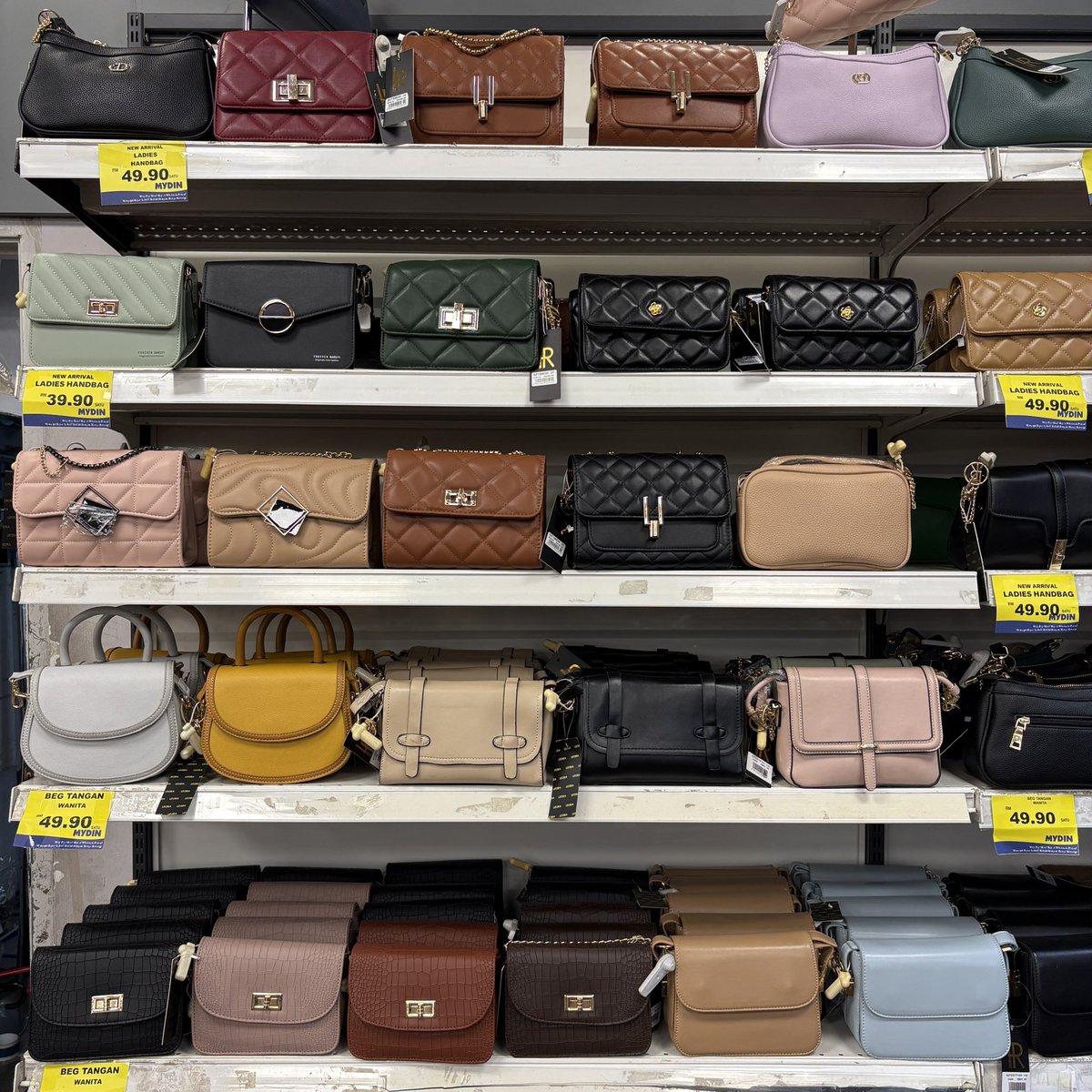 MydinMalaysia's tweet photo. Beg tangan warna brown mampu milik untuk beli diri sendiri 👜 https://t.co/ExuXWLsfJV