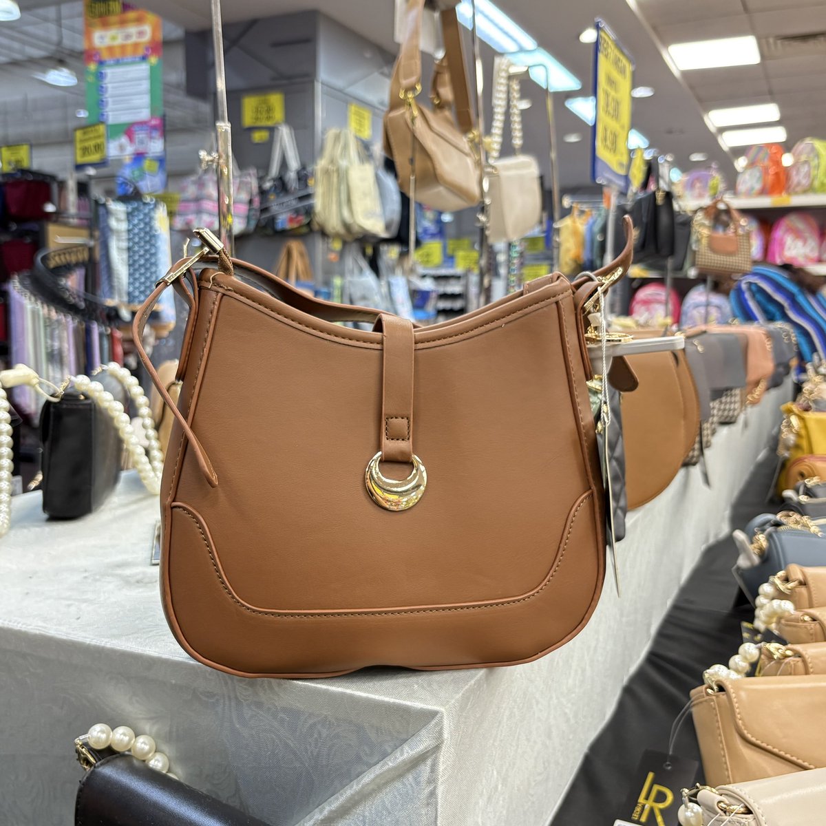 MydinMalaysia's tweet photo. Beg tangan warna brown mampu milik untuk beli diri sendiri 👜 https://t.co/ExuXWLsfJV