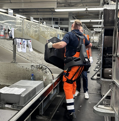 Gate7aviation's tweet photo. Les équipes de bagagistes de l’Aéroport de #Nuremberg ont pu tester, pendant une semaine en avant-première, la dernière mise à jour du logiciel de contrôle de l’exosquelette Apogee de #GermanBionic.
Augmentation de 20% de la charge compensée, marche active améliorée, précision accrue lors des mouvements courts entre tapis roulants et chariots : une prouesse technologique, une vraie amélioration en termes d'ergonomie