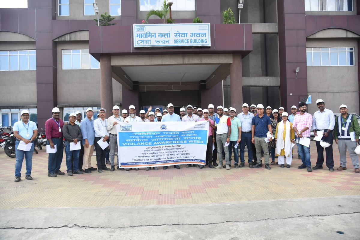 PIB_Guwahati's tweet image. #NTPCBongaigaon observed #VigilanceAwarenessWeek 2024 with the theme "Culture of Integrity for Nature’s Prosperity." Shri Akhilesh Singh, HOP, led the team in taking an oath to uphold transparency and ethical practices.

@ntpclimited