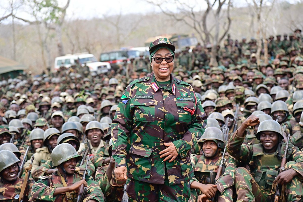 kwamekivaisi's tweet photo. Kuna “nguvu” kubwa ya baadhi ya watu ndani ya CCM hasa wale wanaodhani CCM ni haki yao ya urithi na nyumba yao binafsi kujaribu kumkwamisha Rais Samia. Sijui kwa nini hawajifunzi kutokana na historia. Rais ni Rais. Rais ni Mwenyekiti wa Chama. Rais wa Tanzania ni Imperial kuanzia Nyerere hadi Samia. Endeleeni kujaribu kugusa mara familia, mara wasaidizi wake, mara teuzi zake, mara maamuzi yake n.k ila nawahakikishia HAMTOBOI. Halafu muda si mrefu mtaanza kusalitiana. Tupo hapa.
