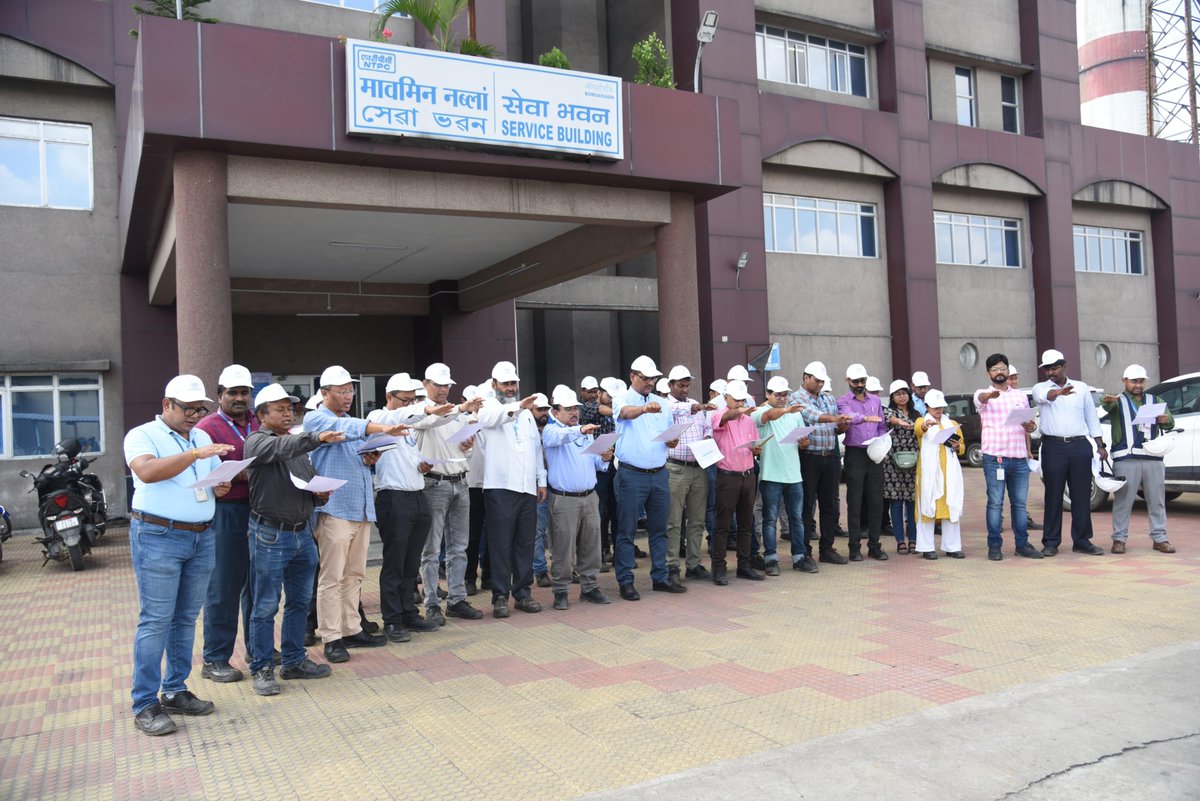PIB_Guwahati's tweet image. #NTPCBongaigaon observed #VigilanceAwarenessWeek 2024 with the theme "Culture of Integrity for Nature’s Prosperity." Shri Akhilesh Singh, HOP, led the team in taking an oath to uphold transparency and ethical practices.

@ntpclimited