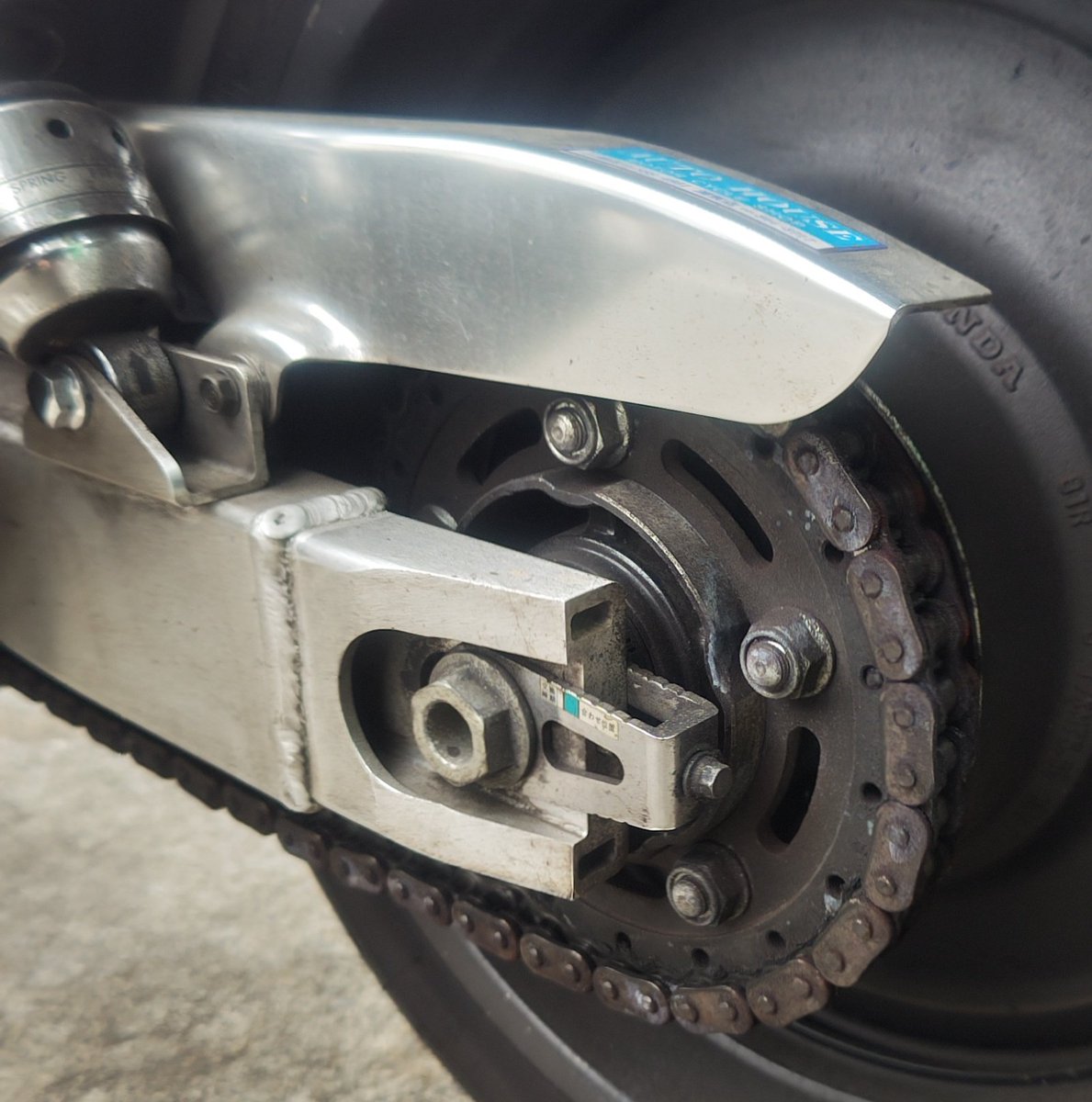 smallbiker0203's tweet photo. #X4 #HONDA #SC38
伸びきってマックス調整でもチェーンカバーにガツガツぶつかってたのをようやく交換することができました♪
前後スプロケはゴールド無かったので普通のスチールにしましたが、ゴールドチェーン派手かなぁ💦
マメに掃除してキレイに乗りたいです🤗 https://t.co/ayXS1dOHQR