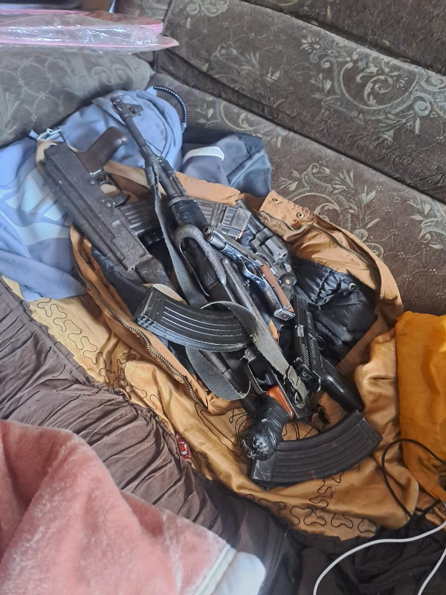 MDNnewss's tweet photo. Five suspects linked to the mass shooting in Estcourt, KZN, resulting in the deaths of five individuals, have been arrested in Acacciaville, Ladysmith, where they were found with firearms and ammunition. https://t.co/T9k52Cwndn