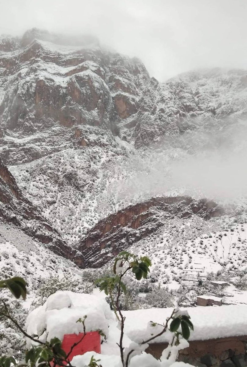 MoroccoIntel's tweet photo. 🇲🇦❄️| Vue époustouflante après les dernières chutes de neige dans le Haut Atlas. 

📍Zaouiat Ahansal, Azilal https://t.co/1agrz0pKhu