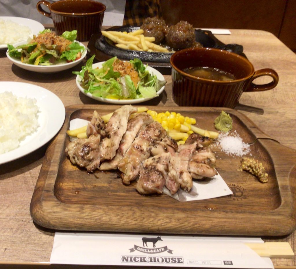 k_yokomama's tweet photo. 新山口駅南口 肉バル『NICK HOUSE』🥩 友人とランチへ🎵
私は 鶏ももステーキ、友人は ハンバーグ サラダ🥗スープセット
お昼 満席になり大盛況❗️食後にフルーツパンケーキ🍓めちゃ旨し🙌
初めてのお店でしたが 友人も大満足😍😍今度は ガッツリ食べたいw
#NICKHOUSE #肉バル #新山口駅南口 https://t.co/mhEu0TRCmP