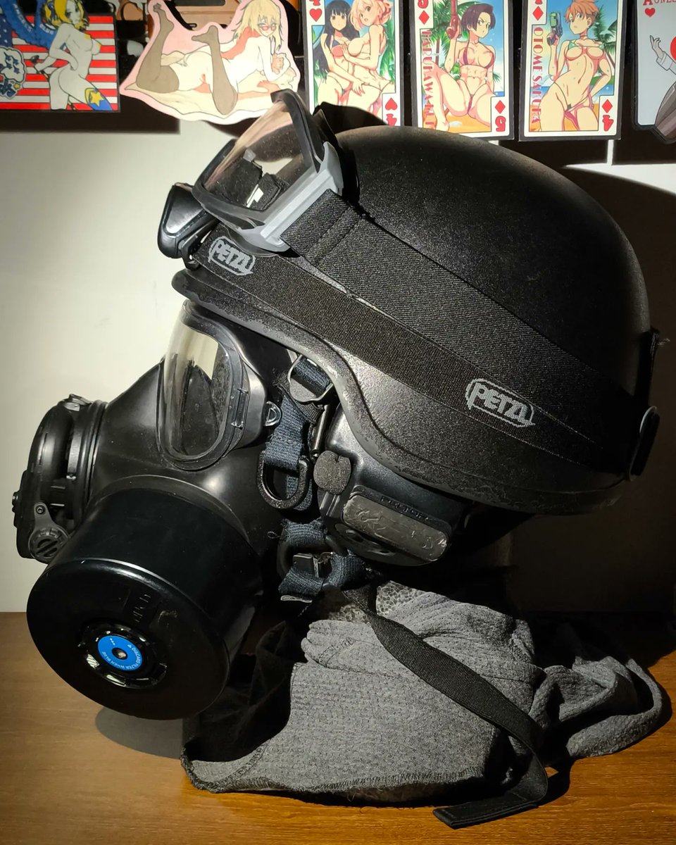 Hikari_F03's tweet photo. MET CTSFO Head Gear（2015）

Aegis SDH-2 Ballistic Helmet
LITE Military Goggle PIONEER DF1
Petzl E89 Tactikka+ Headlamp
3M Peltor Comtac XPI Headset
Avon Protection FM53 Twin Port Gas Mask 
Arc'Teryx LEAF Assault Balaclava FR GEN1 https://t.co/M8hywCIP5s
