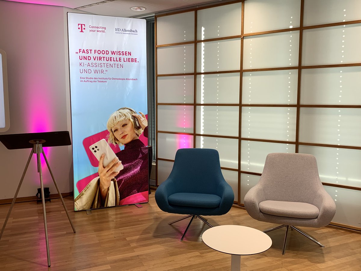 So. Wir wären dann soweit. <a href="/IfDAllensbach/">IfD Allensbach</a> präsentiert unserer <a href="/deutschetelekom/">Deutsche Telekom</a> Studie #genAI und #Chatbots. Was macht das mit uns? Mit der Interaktion untereinander. Und mit unserem Umgang mit wissen? Gleich wissen wir mehr