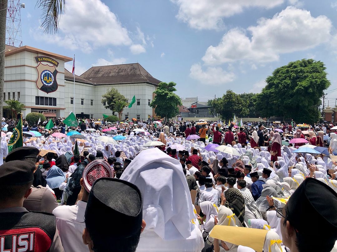 merapi_uncover's tweet photo. Santri Memanggil 

Selasa(29/10), ribuan santri dari berbagai podok pesantren memadati polda DIY menggelar Istigasah ini berkaitan dengan maraknya peredaran miras di DIY. 

#santriindonesia #santribergerak #santrimemanggil #daruratmiras #jogja

(bak.wen) https://t.co/uAjEolV5RD