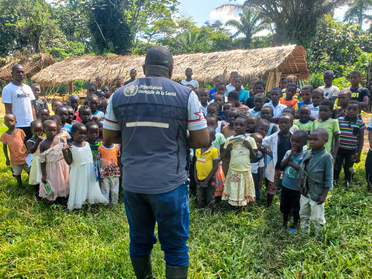 OMSRDCONGO's tweet photo. Rencontrez Dr Molemba Mumele, assistant technique #polio basé à #Ingende, #Equateur🇨🇩. Sa présence dans le village Itotale permet de sensibiliser les jeunes élèves à se protéger & à protéger leur communauté du virus #Mpox. Nous restons reconnaissants pour ses actions courageuses. https://t.co/LS8H0yD9zS