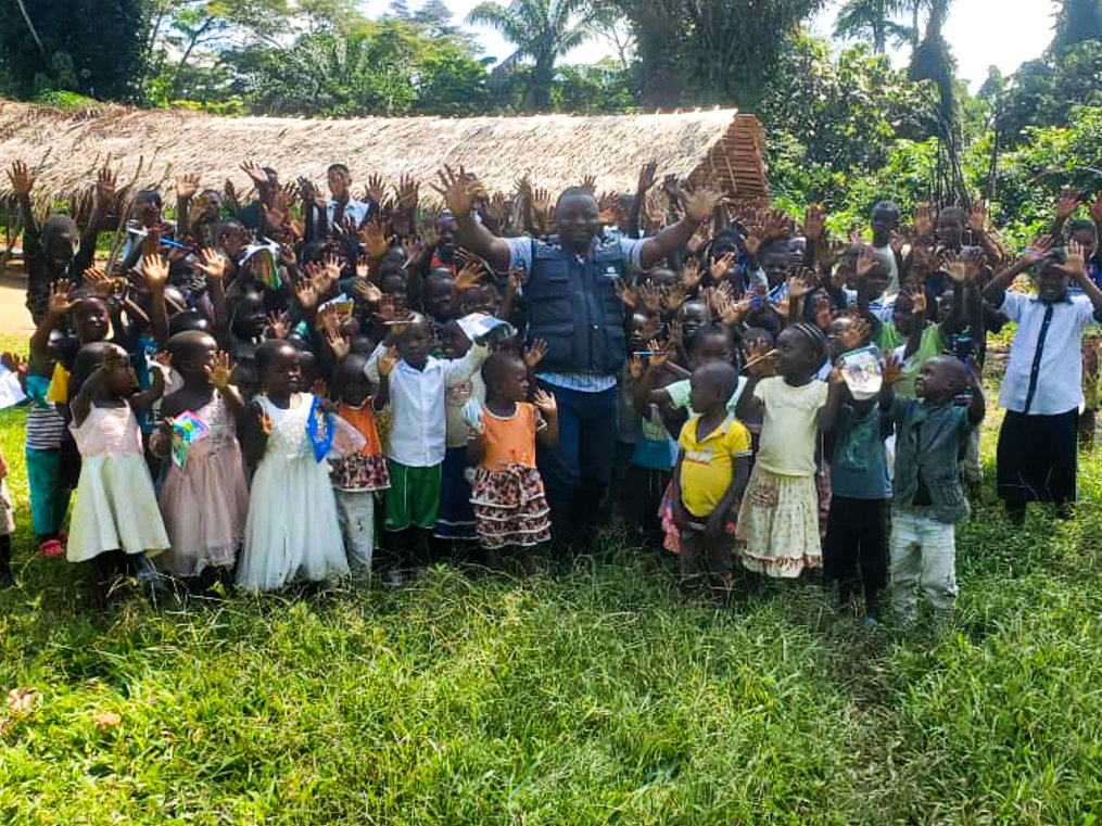 OMSRDCONGO's tweet photo. Rencontrez Dr Molemba Mumele, assistant technique #polio basé à #Ingende, #Equateur🇨🇩. Sa présence dans le village Itotale permet de sensibiliser les jeunes élèves à se protéger & à protéger leur communauté du virus #Mpox. Nous restons reconnaissants pour ses actions courageuses. https://t.co/LS8H0yD9zS