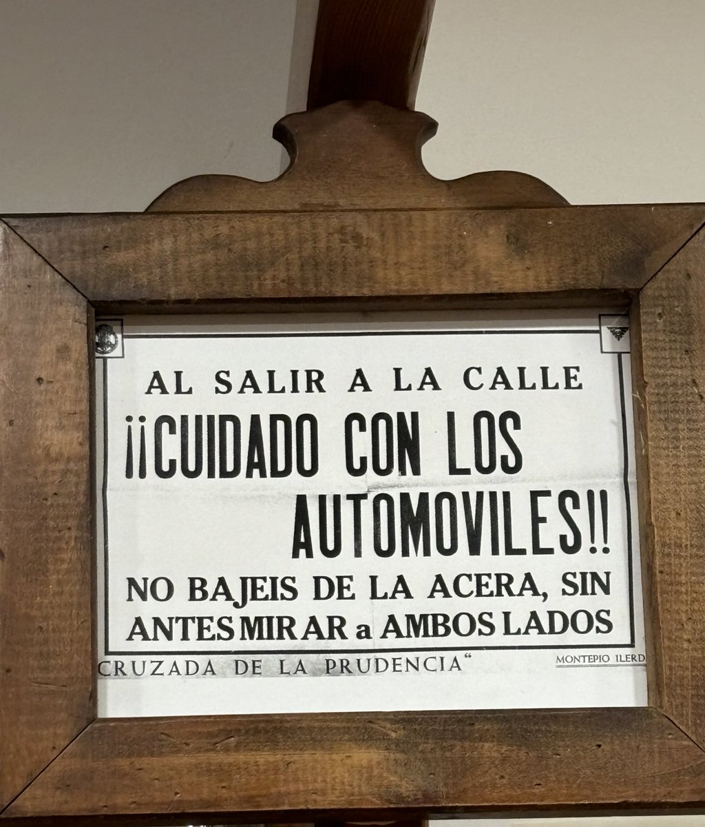 PardoMestre's tweet photo. #BonDia #Lleida Mireu q ha trobat un amic en una casa de Fernando on hi fan obres🙂#cotxes #vianants 🔺 https://t.co/GvZOzLz1ly