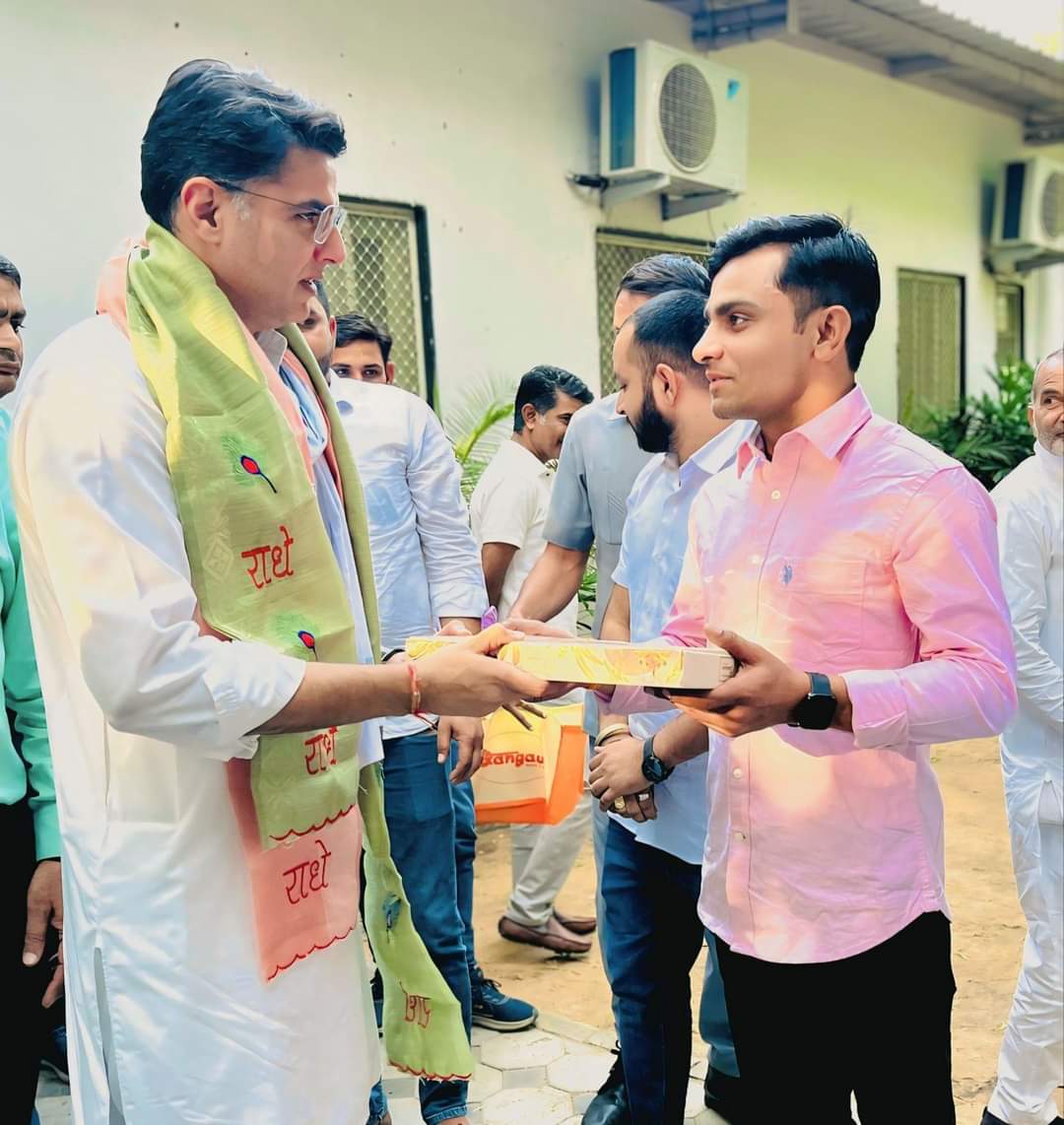 दिवाली की शुभकामनाएं दी बॉस <a href="/SachinPilot/">Sachin Pilot</a> जी को हमारे विधानसभा के भावी विधायक <a href="/sheeshramINC_/">sheeshram Chandela</a> जी..