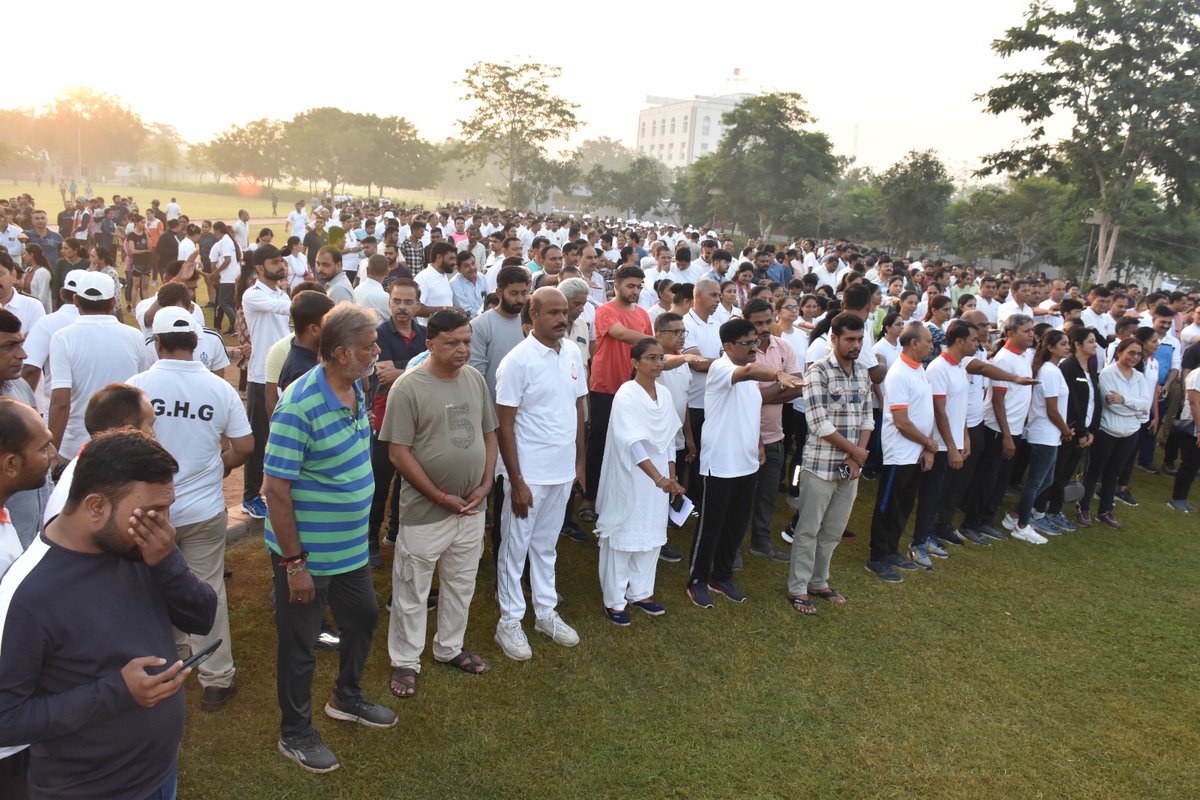 આજરોજ ગાંધીનગર જિલ્લા વહીવટ તંત્ર તથા ગાંધીનગર મહાનગરપાલિકાના સંયુક્ત ઉપક્રમે રાષ્ટ્રીય એકતા દિવસ નિમિત્તે #RunForUnity કાર્યક્રમનું આયોજન કરવામાં આવ્યું.જેમાં માન.મેયરશ્રી, માન.ધારાસભ્યશ્રી,માન. કલેક્ટર સર સહિતના પદાધિકારીશ્રીઓ તથા અધિકારીશ્રી ઓ દ્વારા ગાંધીનગરના સેન્ટ્રલ વિસ્ટા