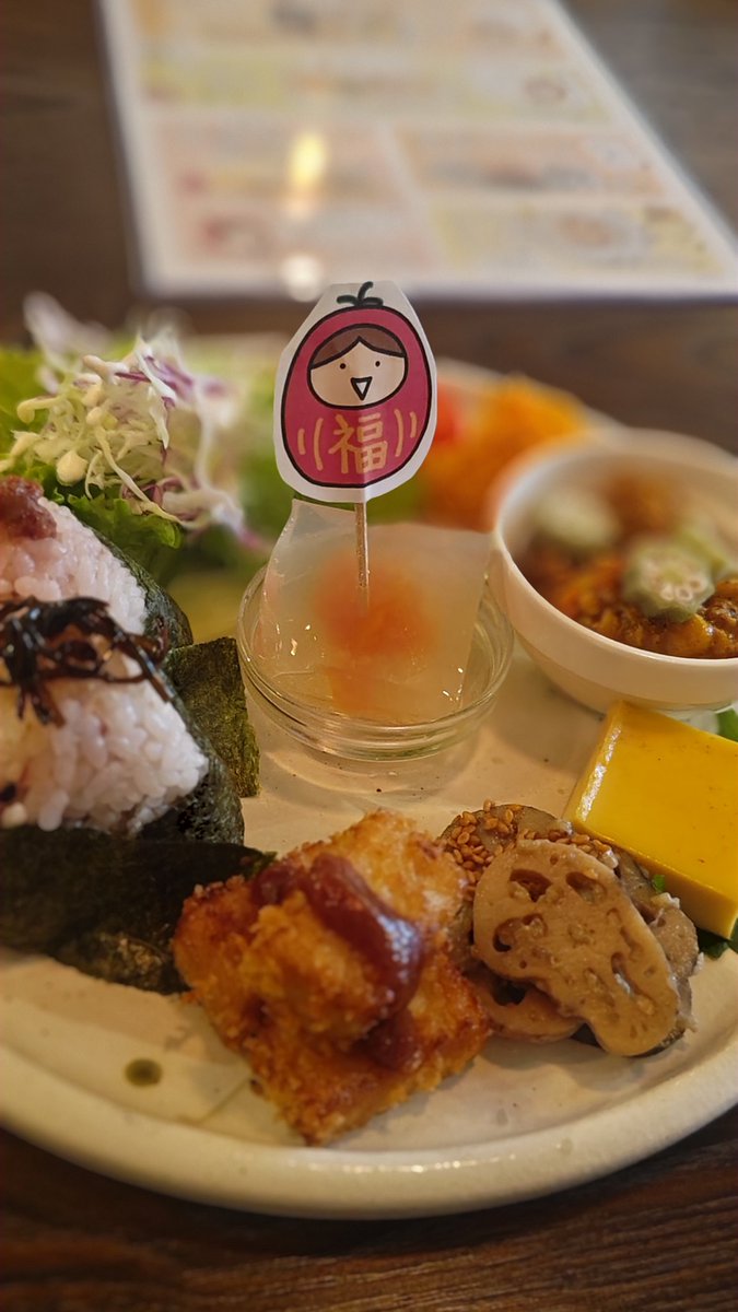 1968keizonagaya's tweet photo. ランチタイムにえんぎのいい #おむすびプレート
カフェタイムに #いなり寿司セット
ドリンクは #11cafeオリジナルスパイスエール
そして恒例の #べじこグッズ 購入
#11cafe https://t.co/IcKKaK1E15