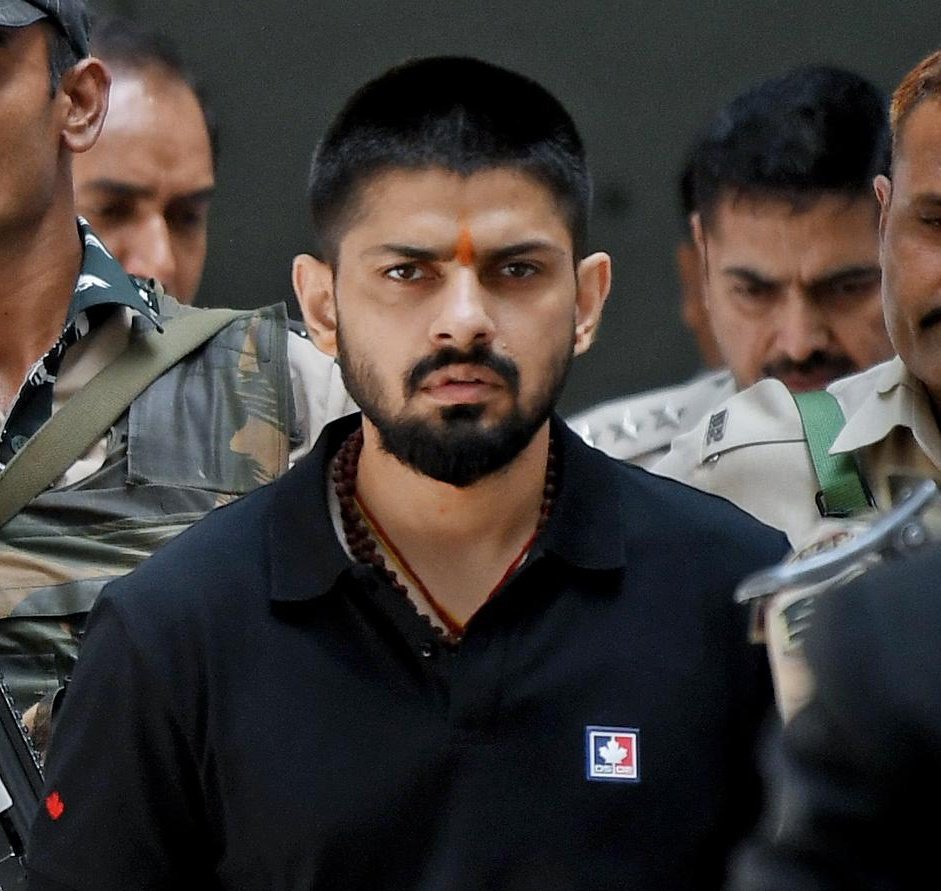 कुछ दिन पहले मैंने आपको बताया था कि रायबरेली के रहने वाले व्यक्ति ने लॉरेंस बिश्नोई को धमकी देकर कहा है कि 

"सुन लॉरेंस बिश्नोई 2 हजार शूटर तेरे तैयार हैं तो 5 हजार शूटर मैंने भी बॉम्बे में भेज रखे हैं। तुम्हारी तो जेल में ही हत्या होगी।"

अब पता चला है कि 

इस व्यक्ति का नाम