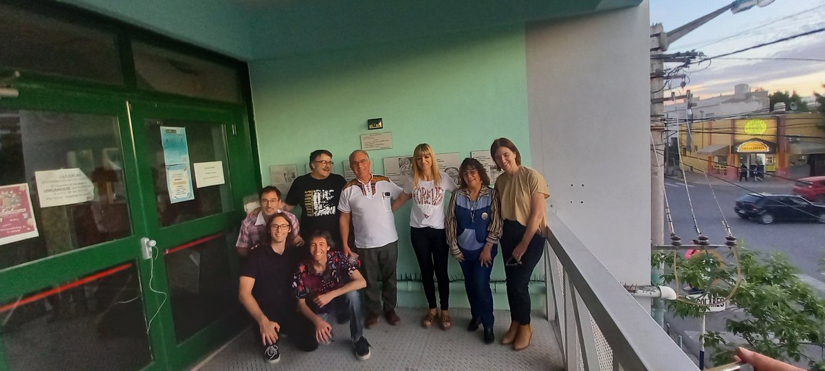 biblio808's tweet photo. En el marco de los 65 años del ISFD N° 808, el lunes 28/10, la Biblioteca Checha Comes inauguró el espacio “Poesía Azulejeada”. Gratitud  a Juan Barrena y Luciano Palacios, del eIenco de guitarras del Instituto Superior de Formación Docente Artística N°805 . https://t.co/VTxAasNVs8