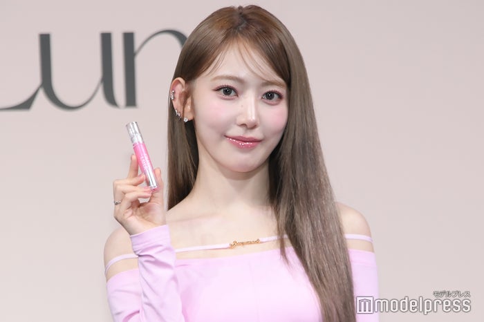 写真追加📸】LE SSERAFIM・SAKURA、LUNA新商品発表会に登場💄 美脚