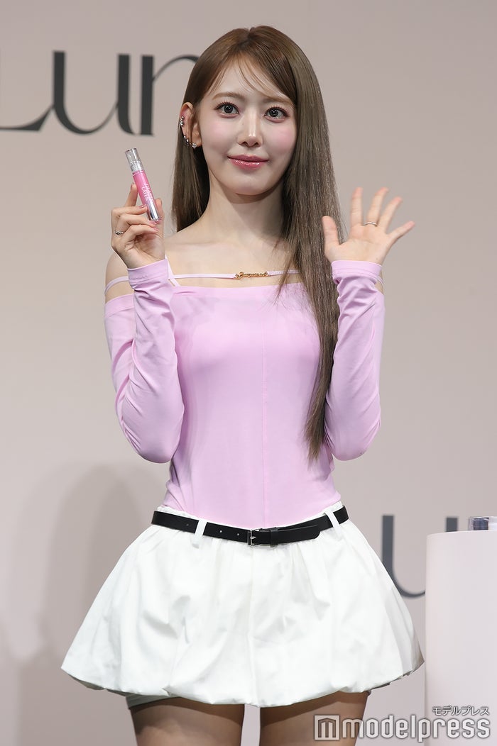 写真追加📸】LE SSERAFIM・SAKURA、LUNA新商品発表会に登場💄 美脚