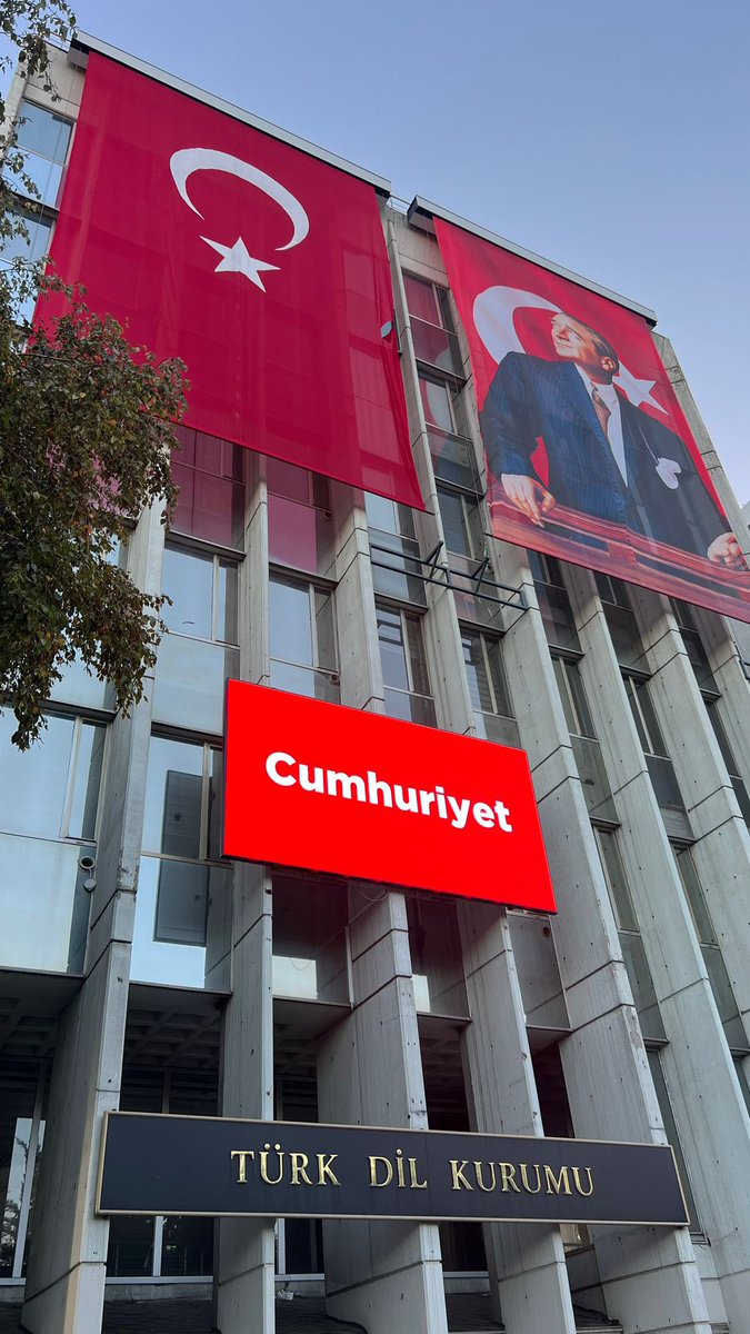 TDK_govtr's tweet photo. 🔖Türk Dil Kurumundan “Her Güne Bir Kelime”

📌Günün Kelimesi👇🏼

“Cumhuriyet”

#HerGüneBirKelime
#GününKelimesi

🙌🏼 29 Ekim Cumhuriyet Bayramı’nda, başta Türkiye Cumhuriyeti’nin kurucu başkomutanı ve Cumhurbaşkanı Gazi Mustafa Kemal ATATÜRK olmak üzere 101 yıllık yolcuğumuzda emeği geçen her bir ferdi saygı ve rahmetle anıyoruz.

🇹🇷🇹🇷🇹🇷