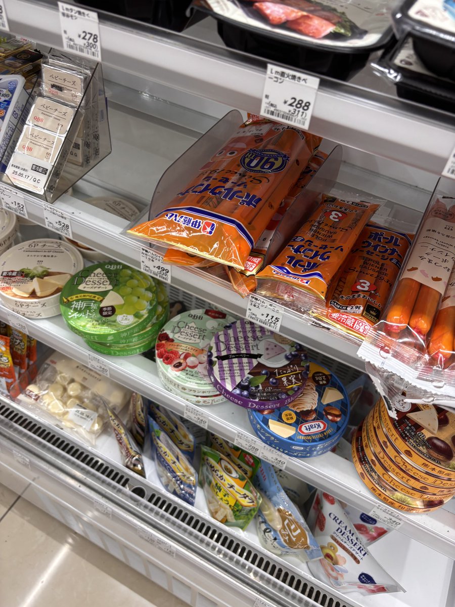 OFFICELifeFUN's tweet photo. 東京のスーパーでもなかなか買えないのに、大阪のコンビニには常備されているようです。
#ポークウインナー　#東京ではなかなかない https://t.co/TScCqrjFHF