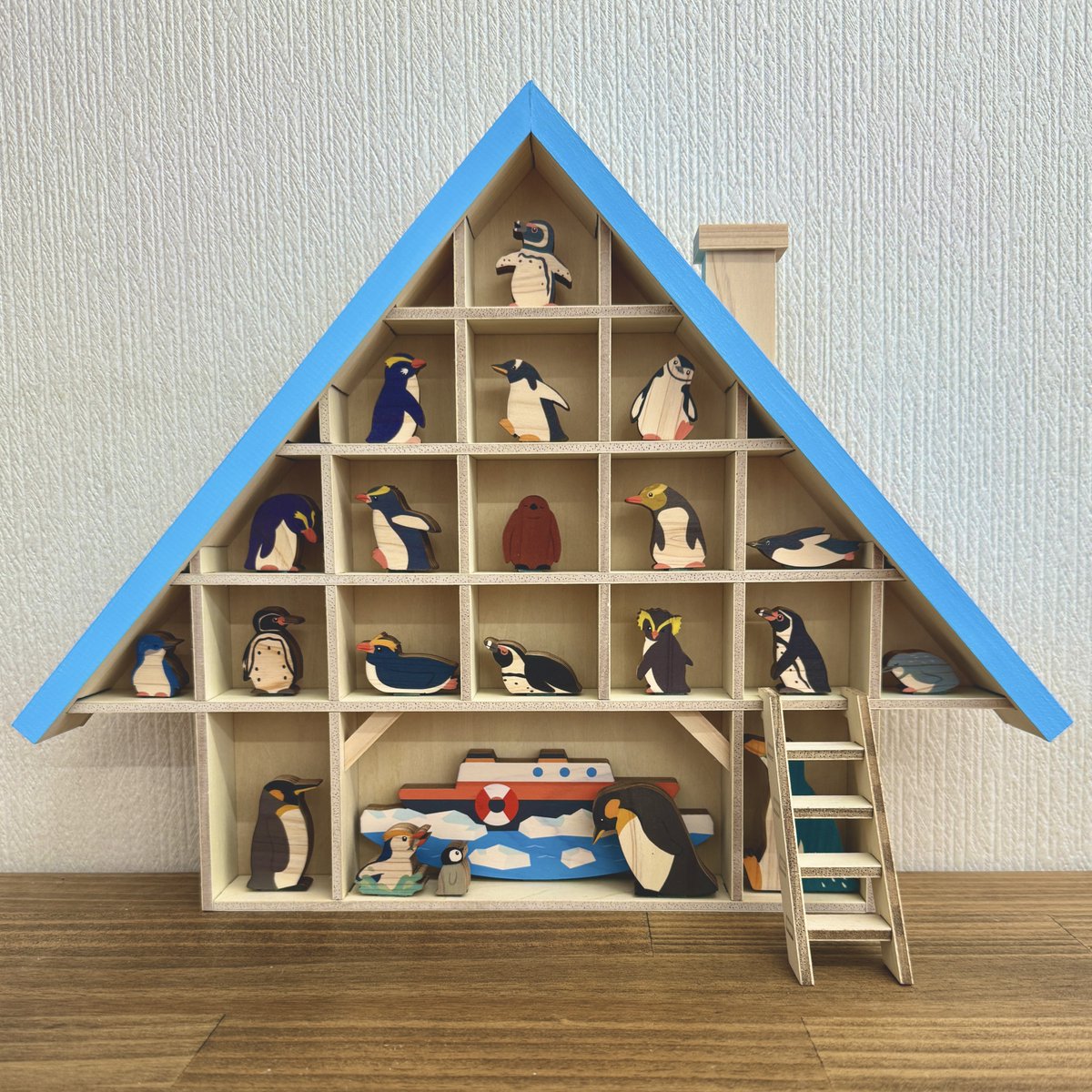 nine_d2015's tweet photo. 秋の新作プレ企画🎁

小さくて飾りやすいサイズのさんかくぼうしの家が完成しました

ポケットサイズのつむつむは全部飾れます！

というわけで今回のプレ企画はこちら

ペンギンつむつむと小さなさんかくぼうしの家の２点セットです

みずいろの屋根がかわいいでしょ？🐘💨

📢応募方法はフォロー＆リポスト＆いいね

応募期間は１１月５日までとします🎁

#プレゼントキャンぺーン #プレ企画   #ハンドメイド