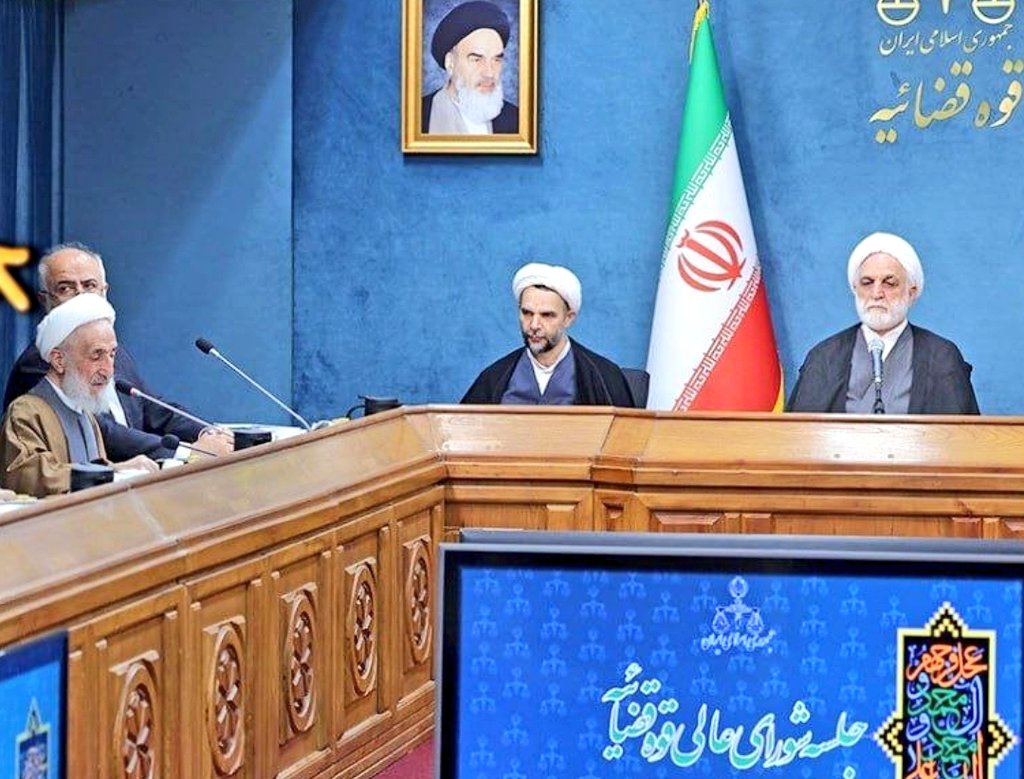 یکی گل زد و محروم شد یکی ازگل زد و دعوت شد! قافیه رو بچسب بقیه ش مهم نیست!