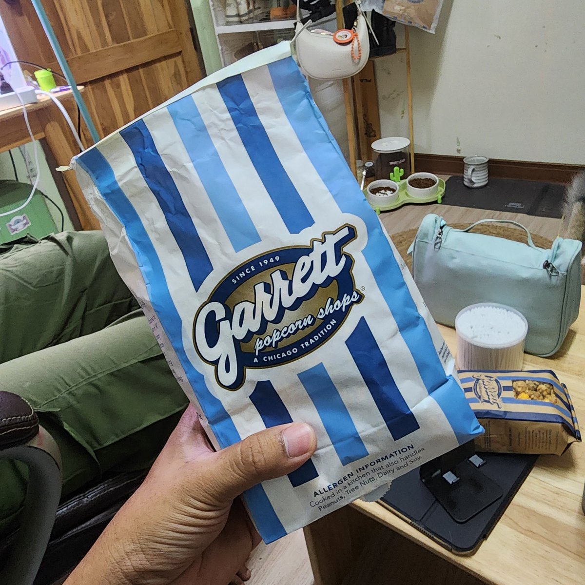 Sleepreviewja's tweet photo. พึ่งรู้ว่ามีป๊อปคอร์นที่อร่อยขนาดนี้ ‼️‼️🌽

ป๊อปคอร์นของ Garrett มี 5 รส 6 แบบ ให้เลือก ในรูปเป็นรสมิกซ์ระหว่างคาราเมลและชีส อร่อยไม่เลี่ยน หวานๆ ค่อยๆกินนะ เพลินมาก 55555 😋😋

พิกัด 🍊 : https://t.co/RLkq0gztjb https://t.co/XJhNd4Irnx