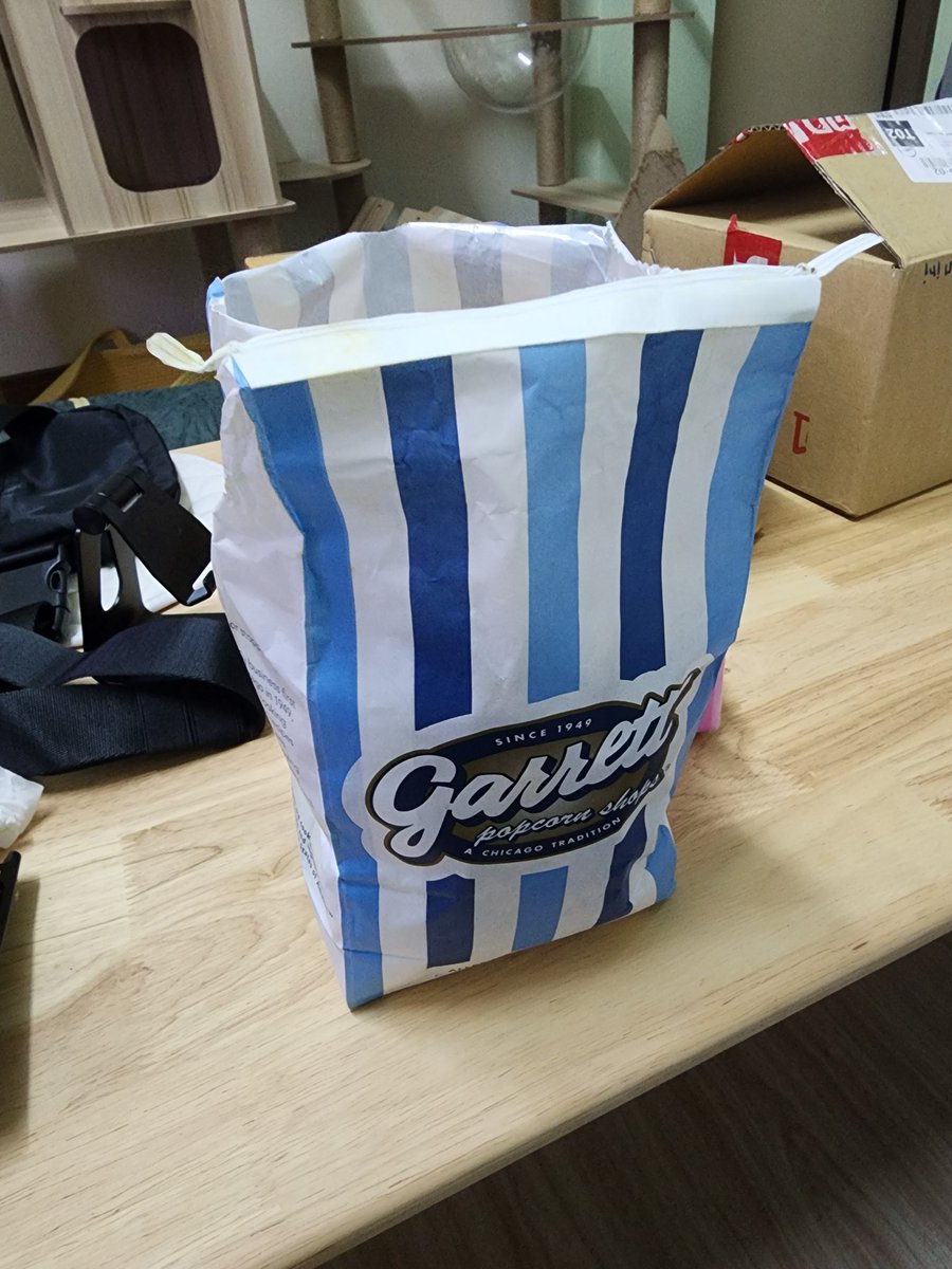 Sleepreviewja's tweet photo. พึ่งรู้ว่ามีป๊อปคอร์นที่อร่อยขนาดนี้ ‼️‼️🌽

ป๊อปคอร์นของ Garrett มี 5 รส 6 แบบ ให้เลือก ในรูปเป็นรสมิกซ์ระหว่างคาราเมลและชีส อร่อยไม่เลี่ยน หวานๆ ค่อยๆกินนะ เพลินมาก 55555 😋😋

พิกัด 🍊 : https://t.co/RLkq0gztjb https://t.co/XJhNd4Irnx