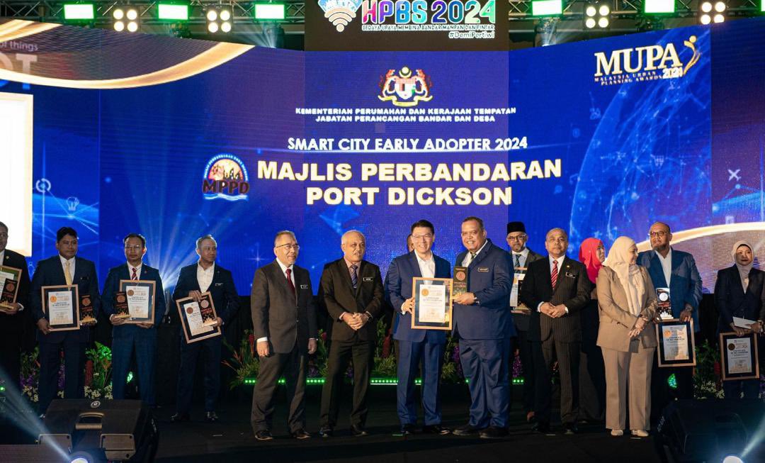 mpportdickson's tweet photo. MAJLIS PERBANDARAN PORT DICKSON TELAH MENERIMA ANUGERAH PENARAFAN BANDAR PINTAR MALAYSIA 2024 DI SAMBUTAN HARI PERANCANGAN BANDAR SEDUNIA (HPBS) 2024 PERINGKAT KEBANGSAAN https://t.co/Kgjf8p2A6B