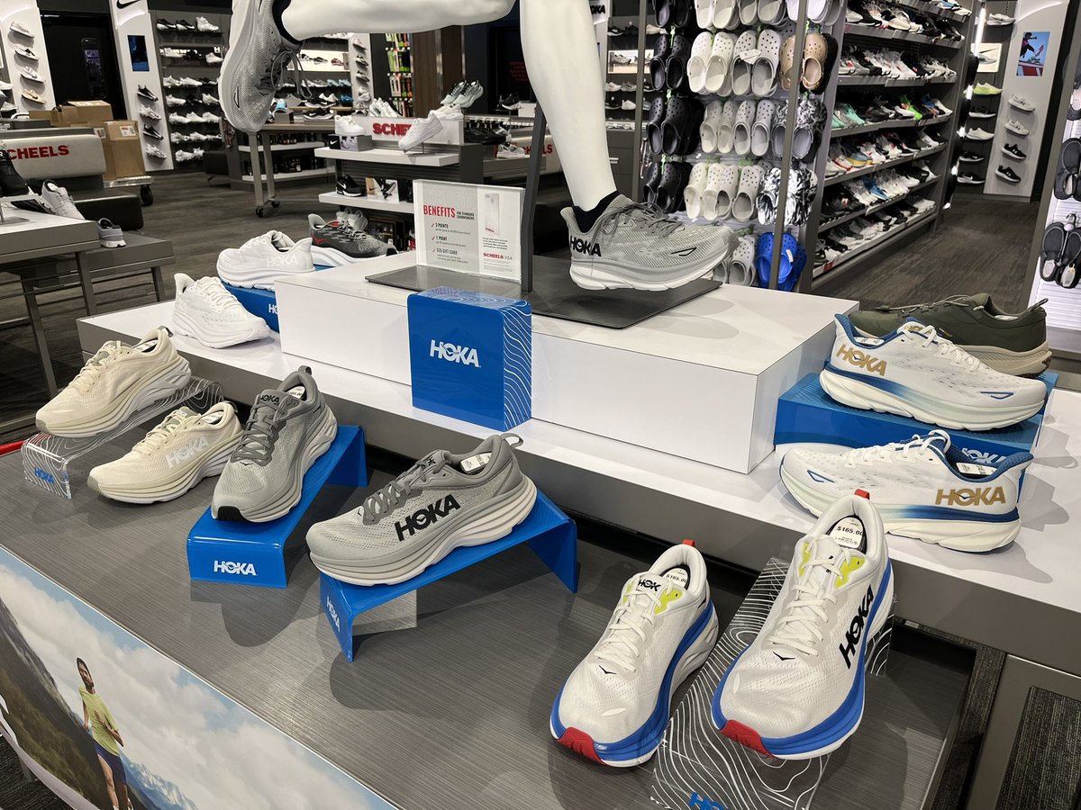 Der Umsatz bei Hoka-Schuhen ist um 35 % gestiegen. Das führte bei Deckers Outdoor zu einem Kursplus von 11 %. Meine Beobachtungen in den USA 🇺🇸 waren also nicht so verkehrt: finanzrocker.net/usa-roadtrip-2…