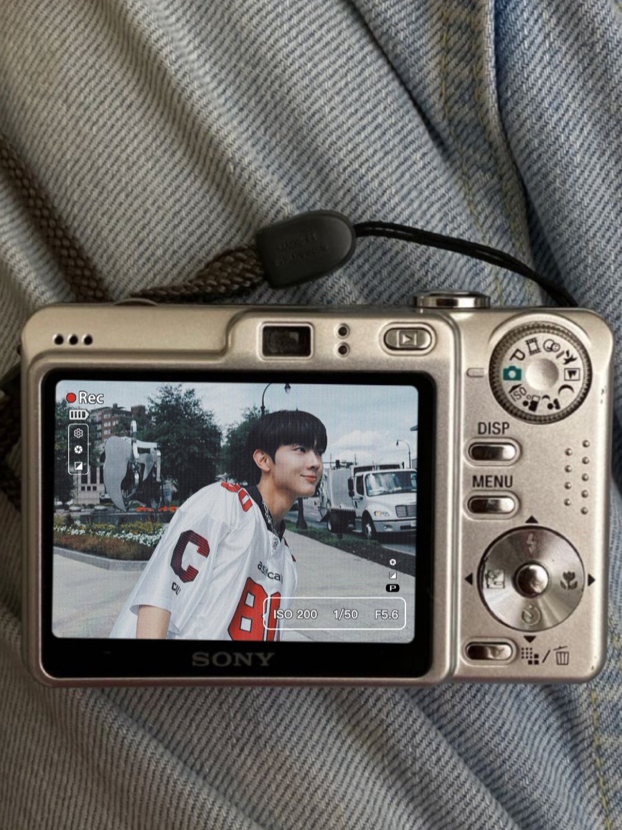 َ tweet media