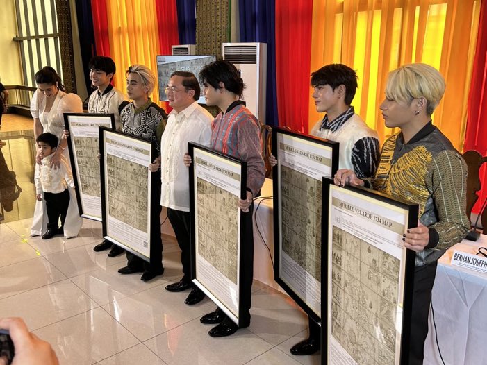 jahcentre's tweet photo. Congratulations to the Kings of PPOP! 🇵🇭💙

SB19 IWAGAYWAY ANG WATAWAT
@SB19Official #SB19 
#SB19ReceivesMurilloVelardeMap https://t.co/8CjrFWS5GP
