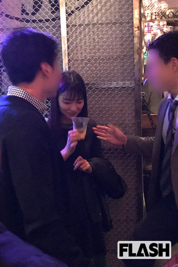 今回最もダメージが大きいのは阿部華也子アナ（28）だろう。元々原稿読みが苦手でミスも多い上にぶりっ子であざとい性格だったがそれでも写真集を出せる程人気があったのは上垣アナのような見た目のオジさん達が推していたから。
ナンパ酒場の10分キス騒動といい、やっちまったな華也子。#阿部華也子