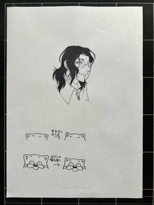 刀剣乱舞の南海太郎朝尊の楽描きの下にチャッピー。

これ、グッズの企画チェックでチャッピーのフィギュアの修正箇所を担当のイフクさんに説明するために描いたやつだわ。

目についた所に散らばっている紙に仕事のメモしたりするので、時としてこのようなシュールなコラボが生まれます。 柴田亜美 