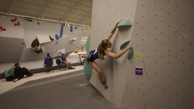 Negentig klimmers bij start Nationale Bouldercompetitie in Monk Hilversum -  hilversumsnieuws.nl/l/345298