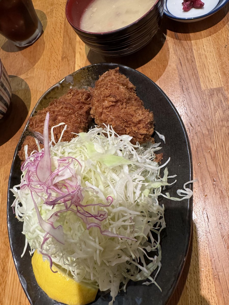 Salascram's tweet photo. 豚肉はとても柔らかくて扱いがよく、定番のウエスト肉も脂肪分が多いので、2枚食べると飽きてしまいます。
#日本
#横浜グルメ
#トンカツ
#tonkatsu https://t.co/T0CeSK3zn0