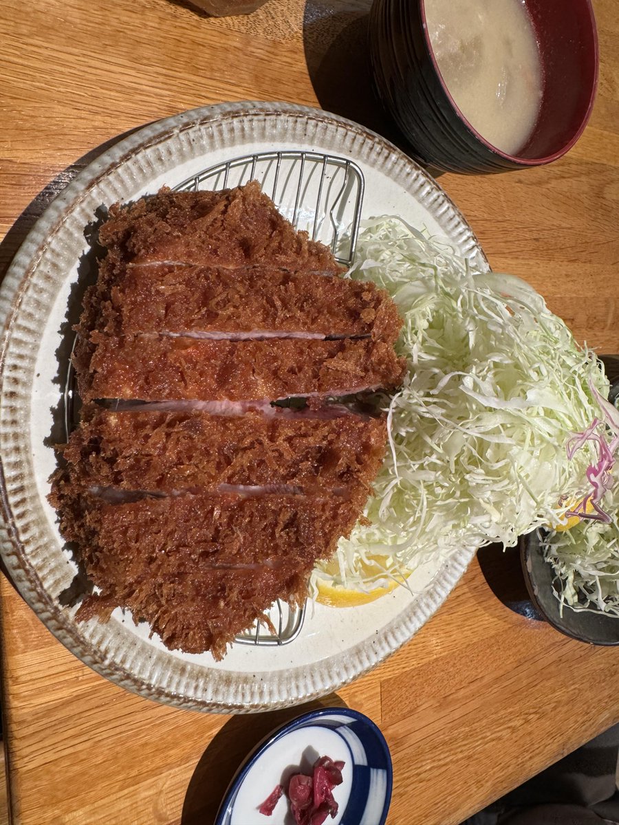 Salascram's tweet photo. 豚肉はとても柔らかくて扱いがよく、定番のウエスト肉も脂肪分が多いので、2枚食べると飽きてしまいます。
#日本
#横浜グルメ
#トンカツ
#tonkatsu https://t.co/T0CeSK3zn0