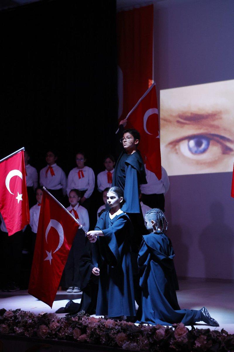 zehratopaloglu_'s tweet photo. Cumhuriyetimizin 101. yılını kutlarken, tarihimizin derin köklerinden aldığımız güçle, geleceğin lideri olacak gençlerimizle gurur duyuyoruz. Bu büyük mirası, onların ellerinde daha parlak bir geleceğe taşımanın heyecanını yaşıyoruz. Cumhuriyetimizin aydınlık yolunda emin adımlarla ilerlemeye devam ediyoruz. Yaşasın Cumhuriyet! @FatihBilfen  🇹🇷 #GeleceğeGüvenle #CumhuriyetBayramı