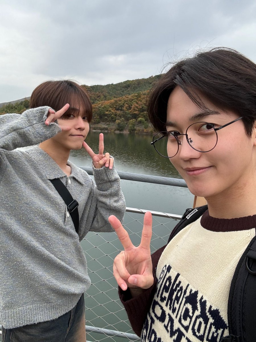 ONF_members's tweet photo. [#유 #U] 어디 갈때마다 비가 오는 요즘🤗 https://t.co/PulVftBNXV
