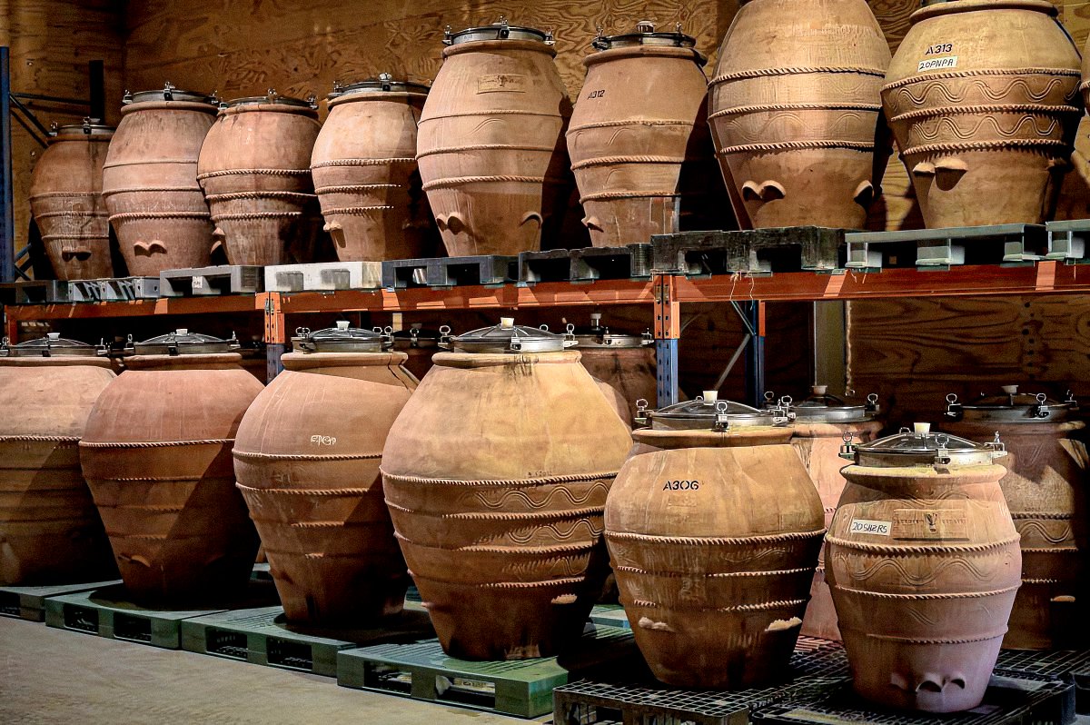 📷"𝙇𝙚 𝙖𝙣𝙛𝙤𝙧𝙚 𝙙𝙞 𝘼𝙧𝙩𝙚𝙣𝙤𝙫𝙖 𝙧𝙚𝙨𝙥𝙞𝙧𝙖𝙣𝙤". Il più grande produttore di vini in anfora del sud del mondo, 𝙅𝙞𝙢 𝙈𝙖𝙣𝙤𝙡𝙞𝙤𝙨 di <a href="/TrofeoEstate/">Whispering Lori</a> spiega come. Leggi l'intervista integrale sulla Newsletter di Artenova: shorturl.at/MFQn6 #terracotta #vino