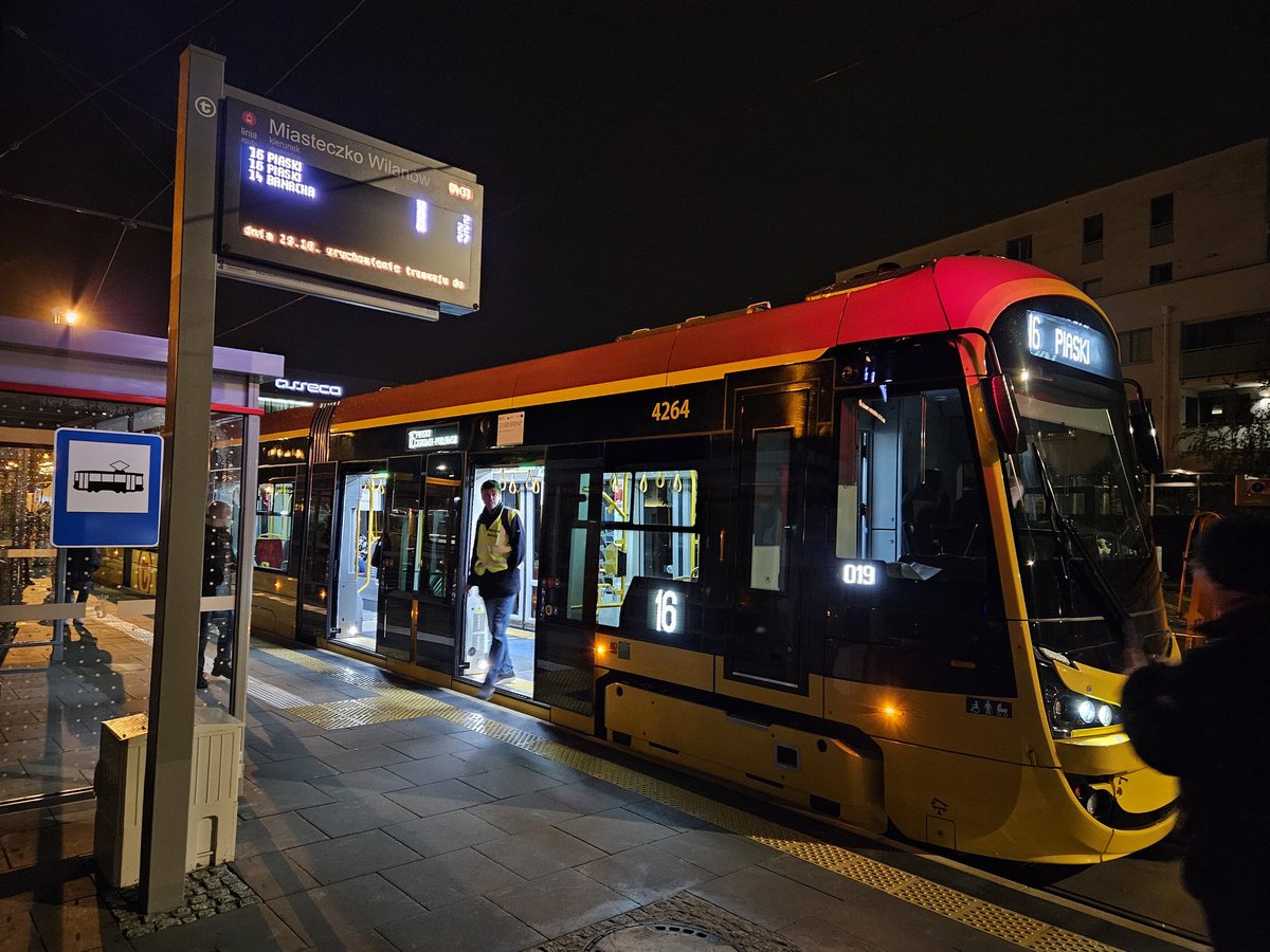 TramwajeW's tweet photo. Punktualnie o 3.46 pierwszy tramwaj wyjechał z zajezdni Mokotów na nową linię 16. Przed 4.30 dojechał do Miasteczka Wilanów. Zapraszamy do korzystania z nowej trasy https://t.co/Al2QrSqakK